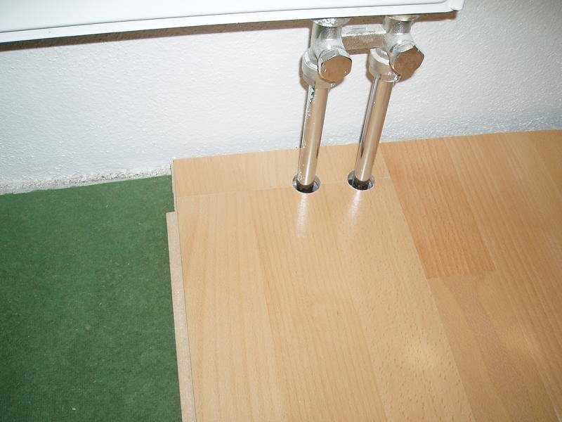 Pro instalaci kolem potrubí a baterií jsou zapotřebí ploché frézovací vrtáky