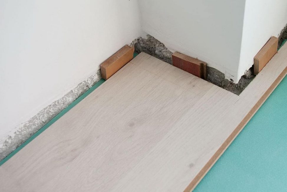 Spárové klíny se vyrábí ze zbytků překližky nebo jiného stavebního odpadu.