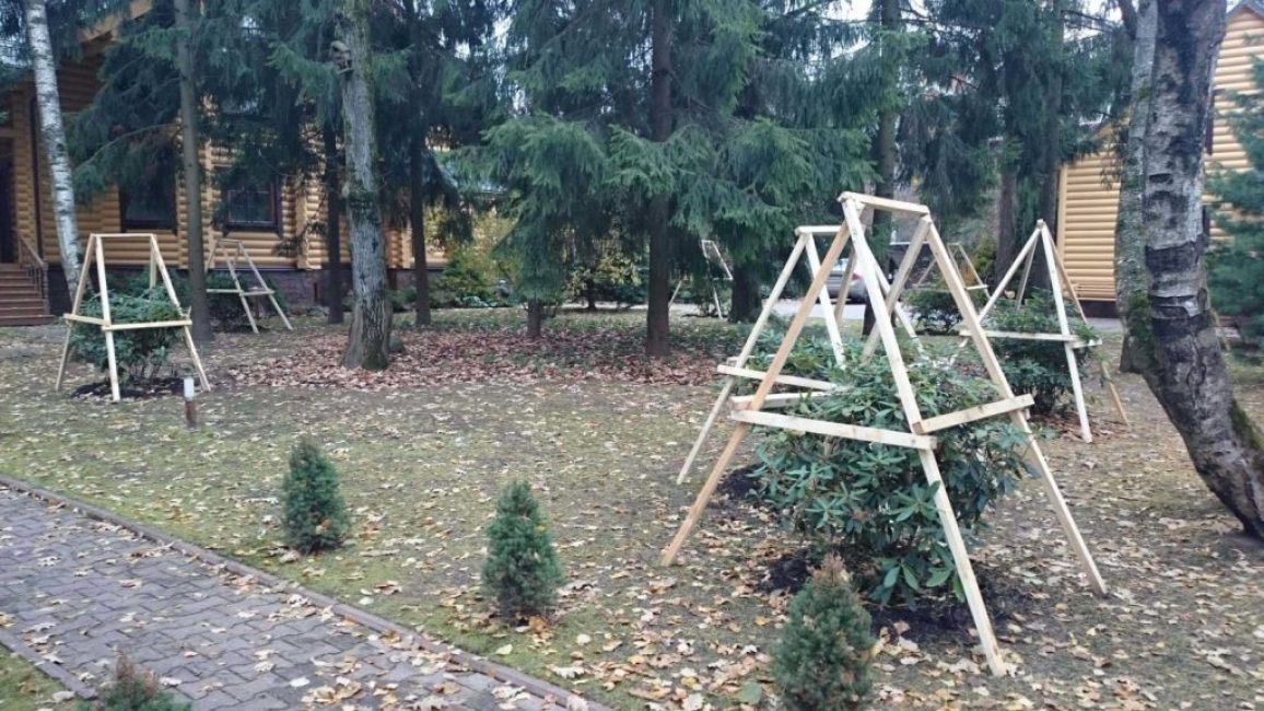 Továbbra is húzza a szigetelést a keretre - a persely nem fagy le