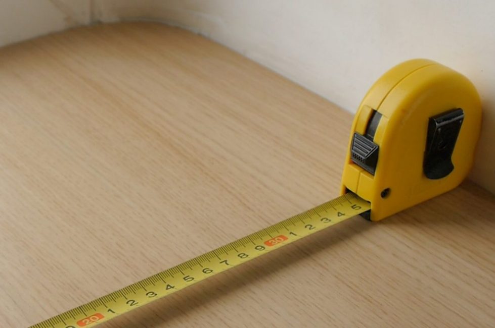 Před nákupem laminátu musíte přesně změřit podlahy místnosti.