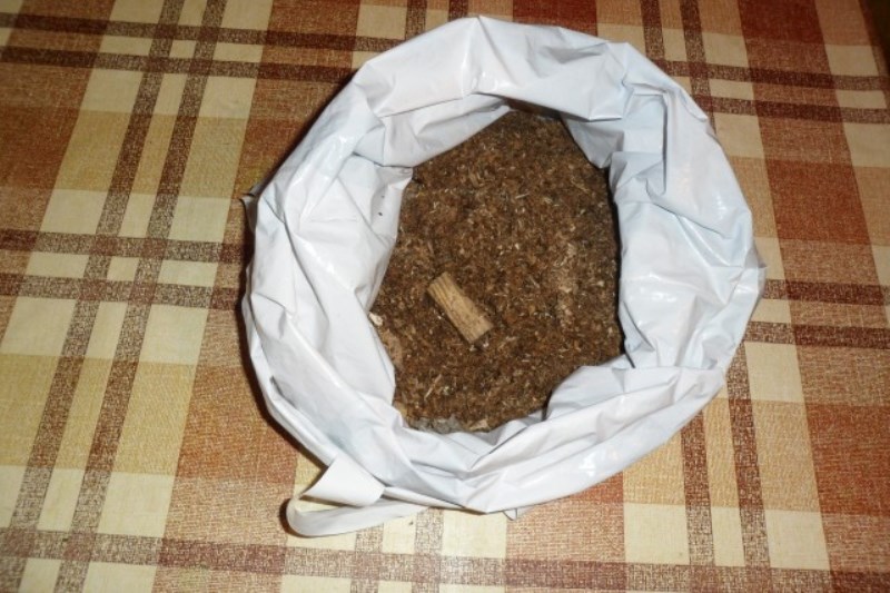 Plastpåse med vått sågspån för skiktning