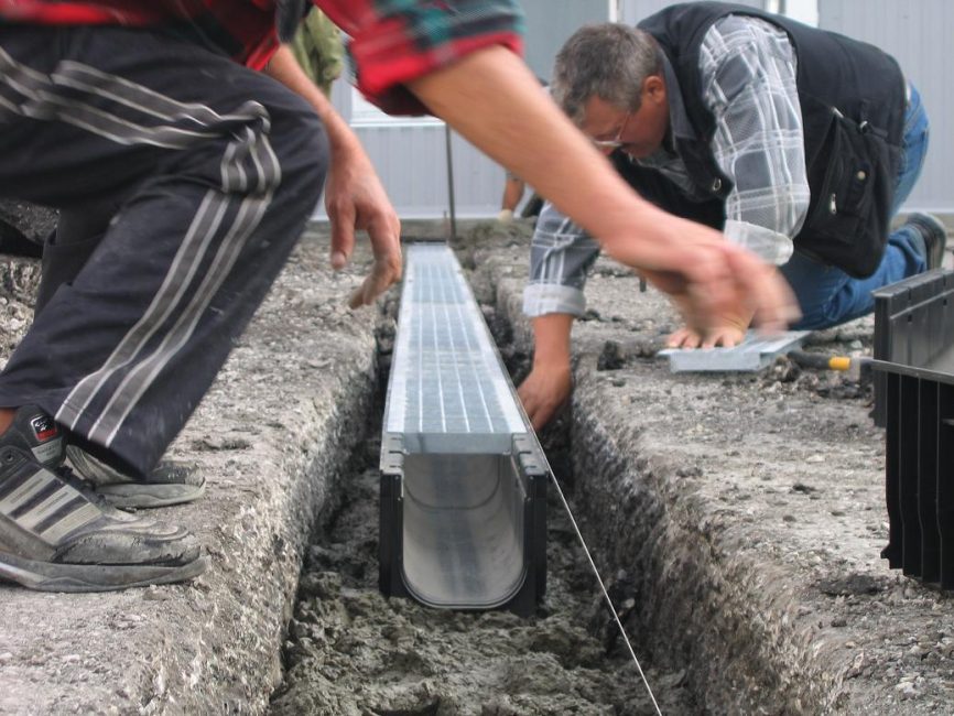 Pokládka drenážních van pro odvod vody