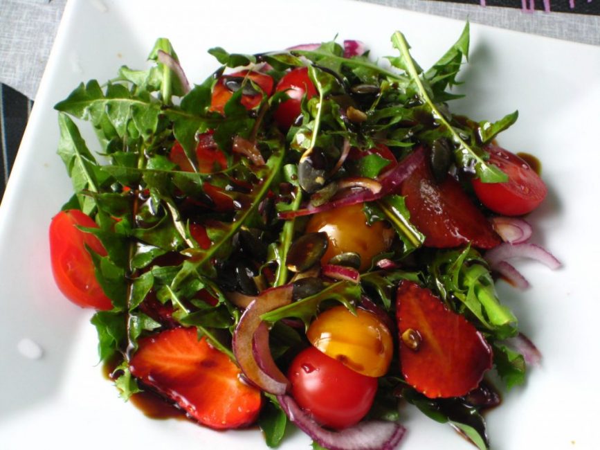 Ensalada de hojas de diente de león