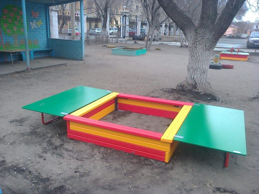Építés csuklós fedelű bolttal
