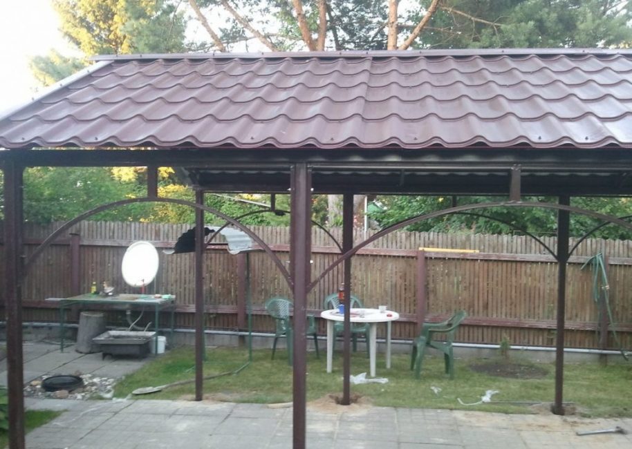 Baldachýn z kovové dlaždice