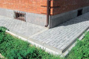 El área ciega alrededor de la casa: vistas, dispositivo, dibujos esquemáticos, instrucciones sobre cómo hacerlo usted mismo (30 fotos y videos) + Reseñas