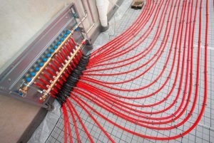 Hur man installerar ett vattenuppvärmt golv med dina egna händer: steg-för-steg installationsinstruktioner för alla typer av beläggningar (20+ foton och videor) + recensioner
