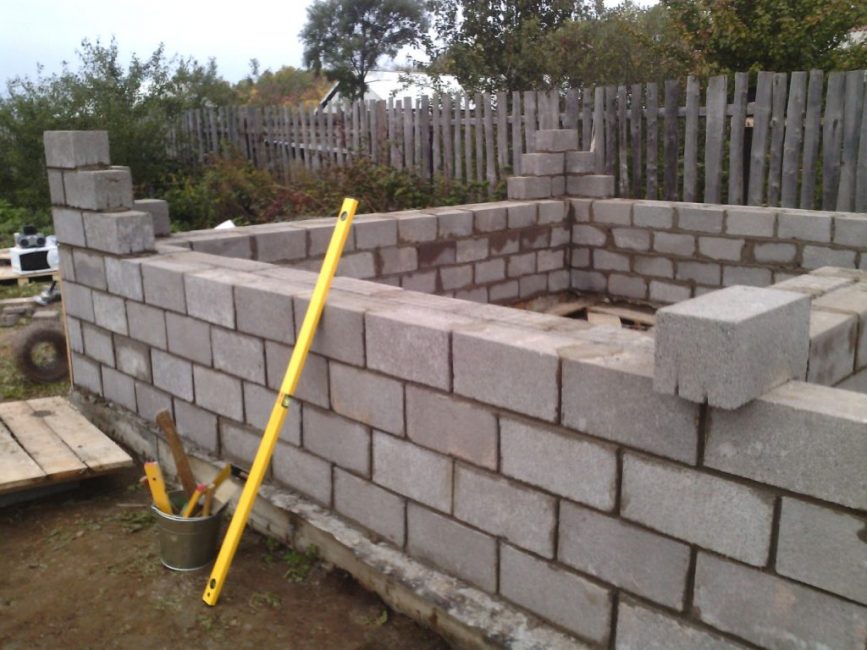 construcción de paredes del garaje a partir de bloques de cemento