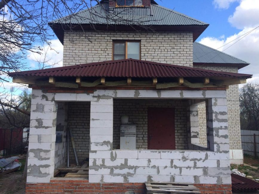 Téměř hotová přístavba betonových tvárnic