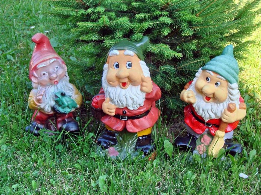 Cüceler ülkenin Noel ağacını koruyor