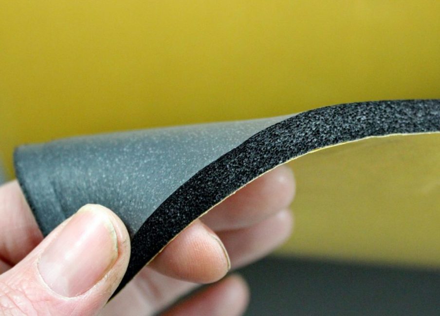 Pevnost a odolnost proti deformaci jsou důležitými parametry nárazníkové vrstvy pod laminátem