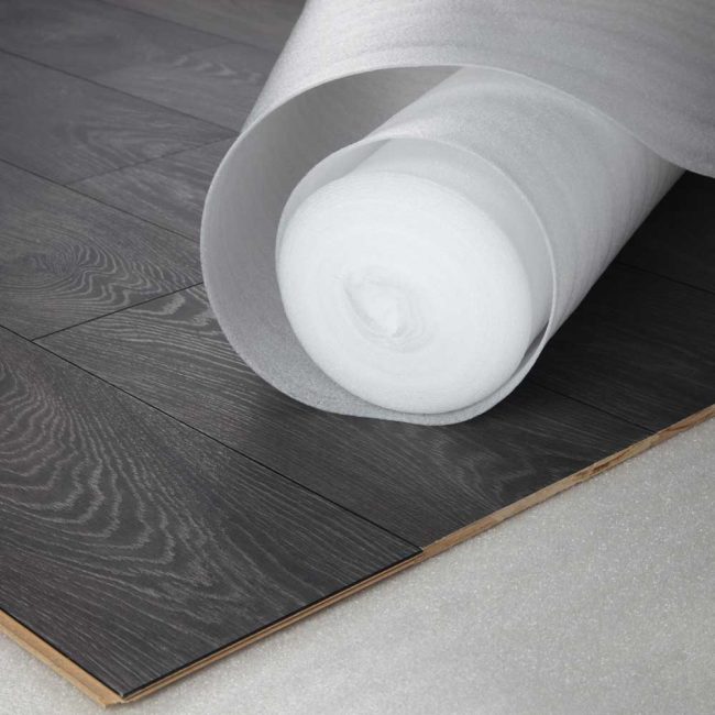 Polyetylenová pěna je nejběžnějším materiálem pro výrobu nárazníkové vrstvy mezi podkladem a nátěrem.