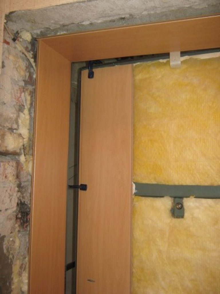 Porta de ferro: com fer, aïllar i instal·lar amb les teves pròpies mans. També instruccions pas a pas (fotos i vídeos)