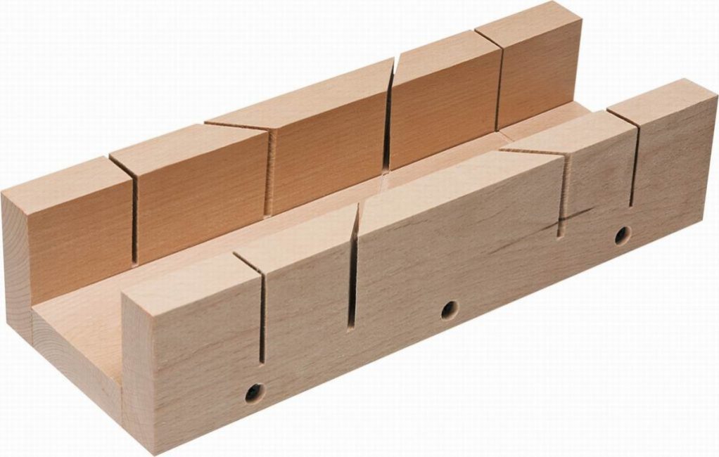 Mitre box - инструмент за рязане под ъгли от 90 и 45 °