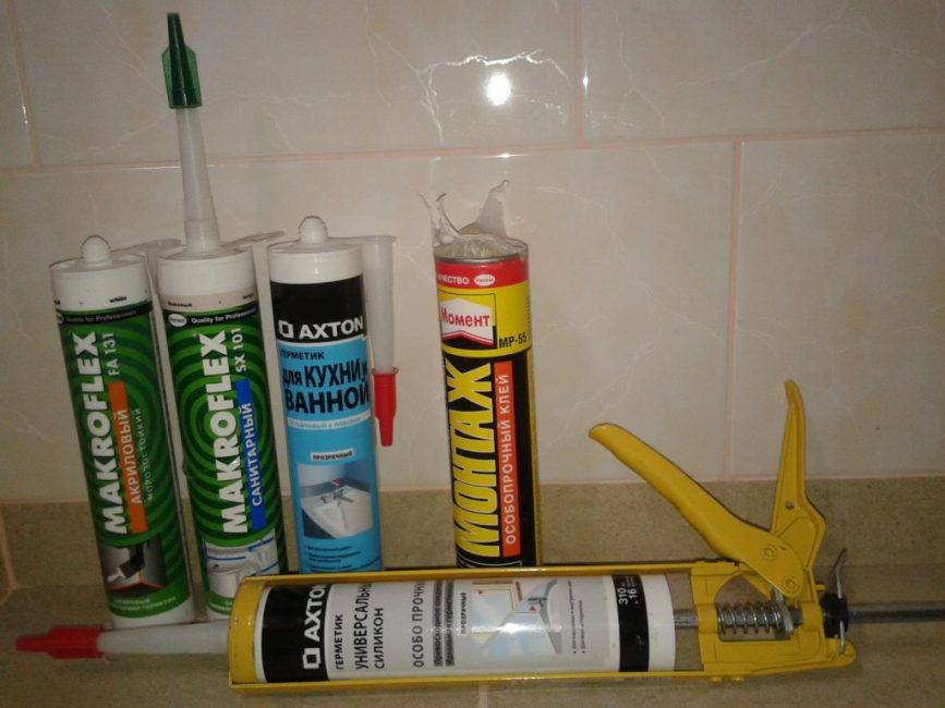 När du väljer en tätningsprodukt för badrummet måste du noggrant studera sammansättningen av ämnet på förpackningen.