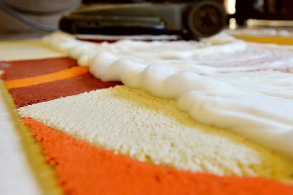 Las alfombras hechas de diferentes materiales necesitan un cuidado especial.