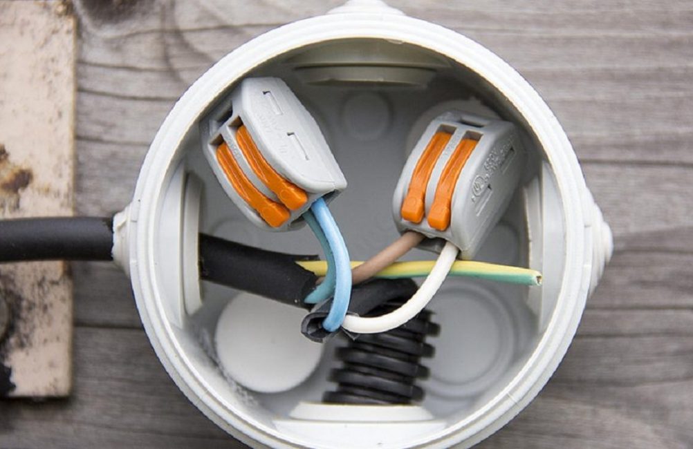 Kopplingslåda kan ha vilken form som helst - fyrkantig, rektangulär, rund eller till och med oval Kopplingslåda kan ha vilken form som helst - fyrkantig, rektangulär, rund eller till och med oval