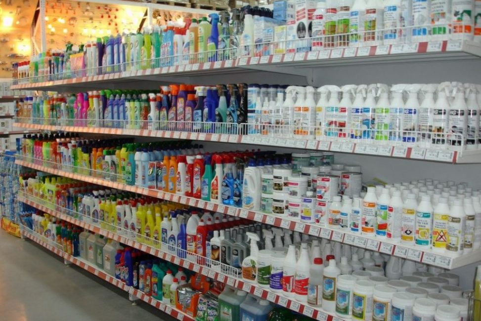 Vitrina con productos químicos para el hogar incluye docenas de marcas