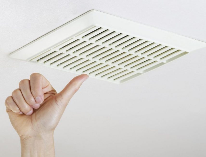 Úhledný gril nezkazí interiér místnosti