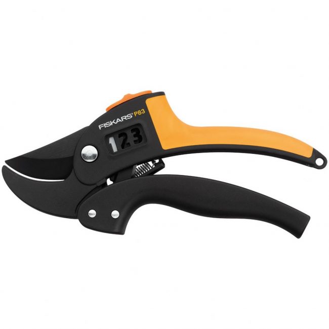  FISKARS PowerStep P83 är liten och passar lätt i en ficka, vilket är viktigt när man trimmar på en stege