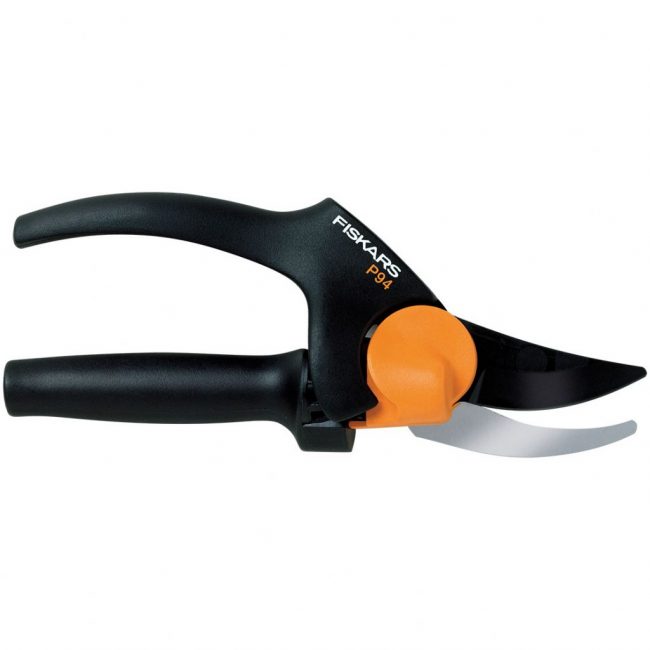 Vridhandtag FISKARS PowerGear P94 minskar belastningen på handen vid arbete med höger hand