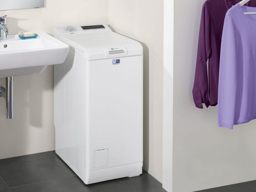 Vrchem plněná pračka Electrolux