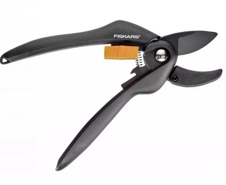 I FISKARS SingleStep P25 kontaktsekatör är det nedre bladet orörligt, fungerar som ett stopp för det övre, vilket gör att du kan fördela kraftbelastningen jämnt