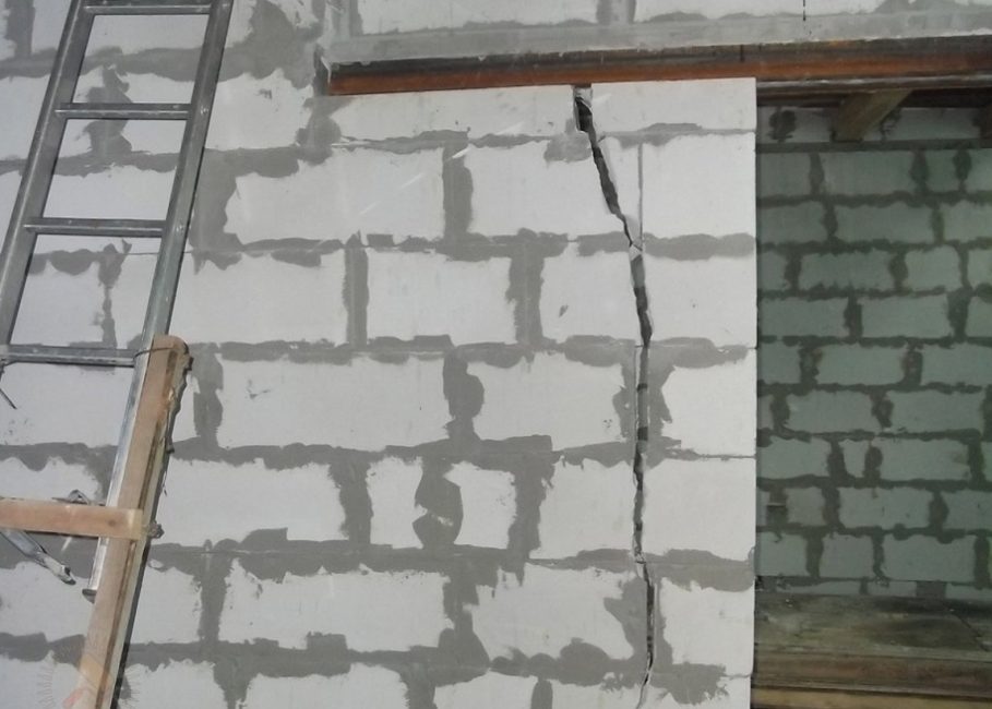 Praskliny v betonové zdi