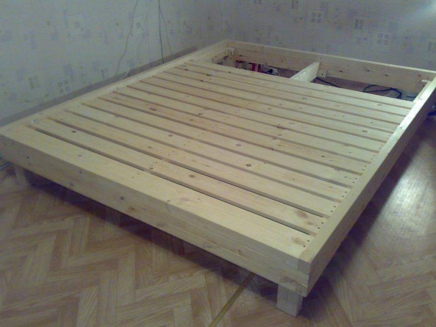 Lamely se pokládají kolmo na boční a středové panely