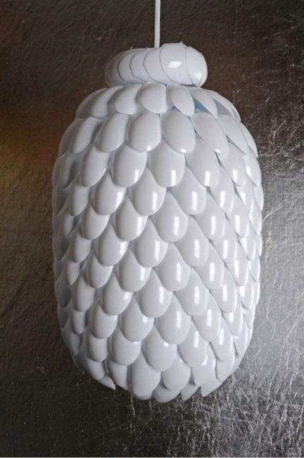 Plafón confeccionado a partir de materiales desechables improvisados.