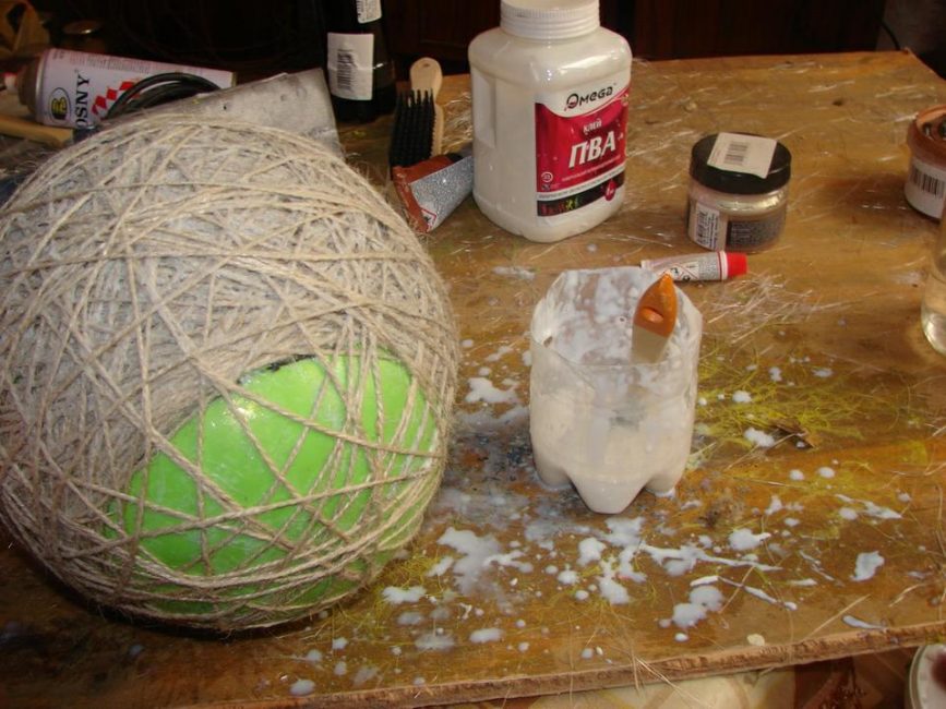 El proceso de pegar la pelota con hilos.
