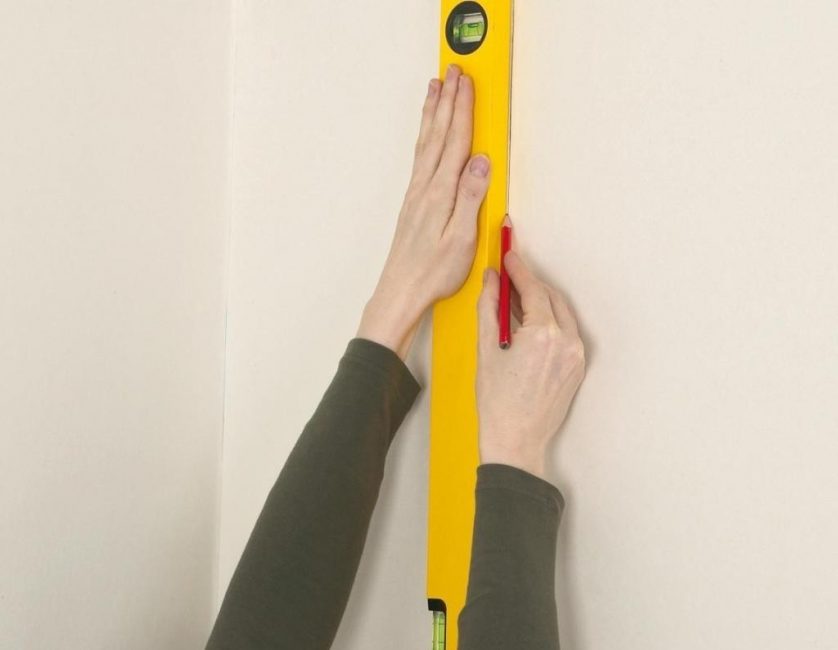 Kezdje el a tapéta ragasztását a második csíkról, 50 cm-rel hátralépve az ablaktól vagy az ajtónyílástól