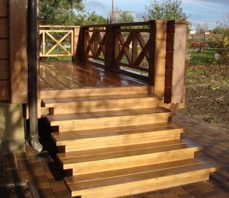 Bitmiş ahşap yapı koruyucu bir vernik ile kaplanmıştır.