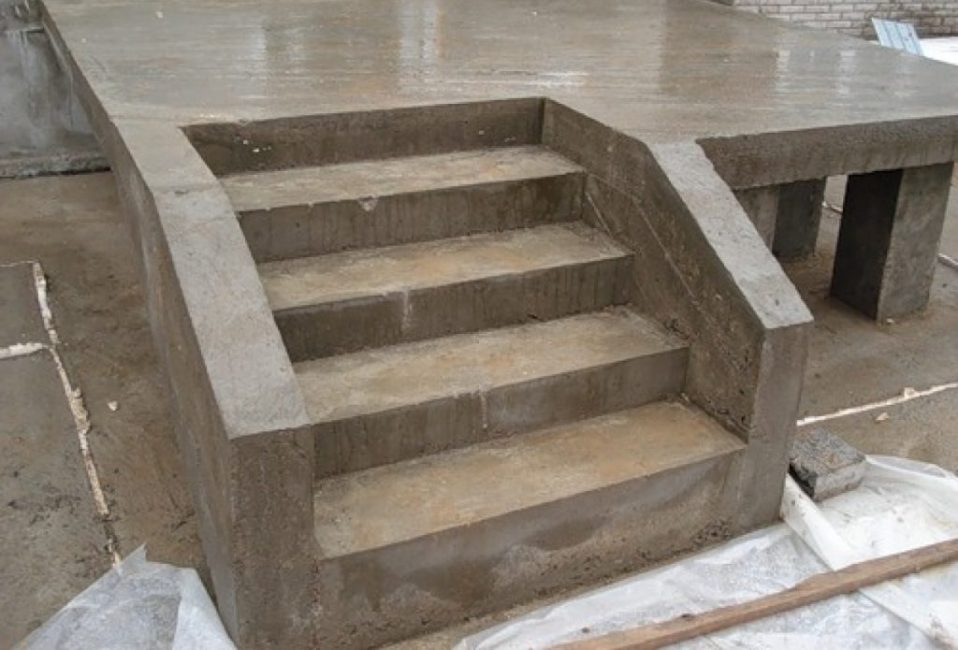 Bitmiş beton merdivenler ve sundurma güvertesi