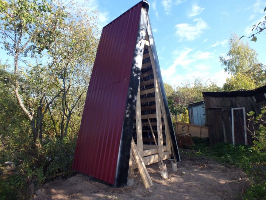 Střecha je pokryta střešní krytinou, břidlicí nebo kovovými taškami