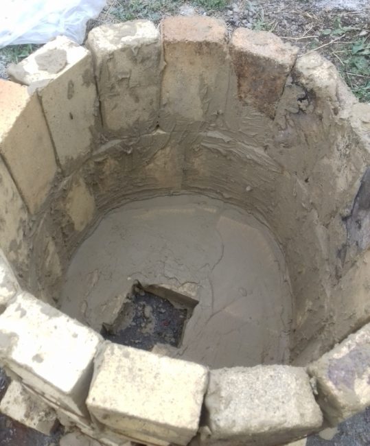 Мангалът в правилния дизайн е разположен на основата, директно под глинената лента