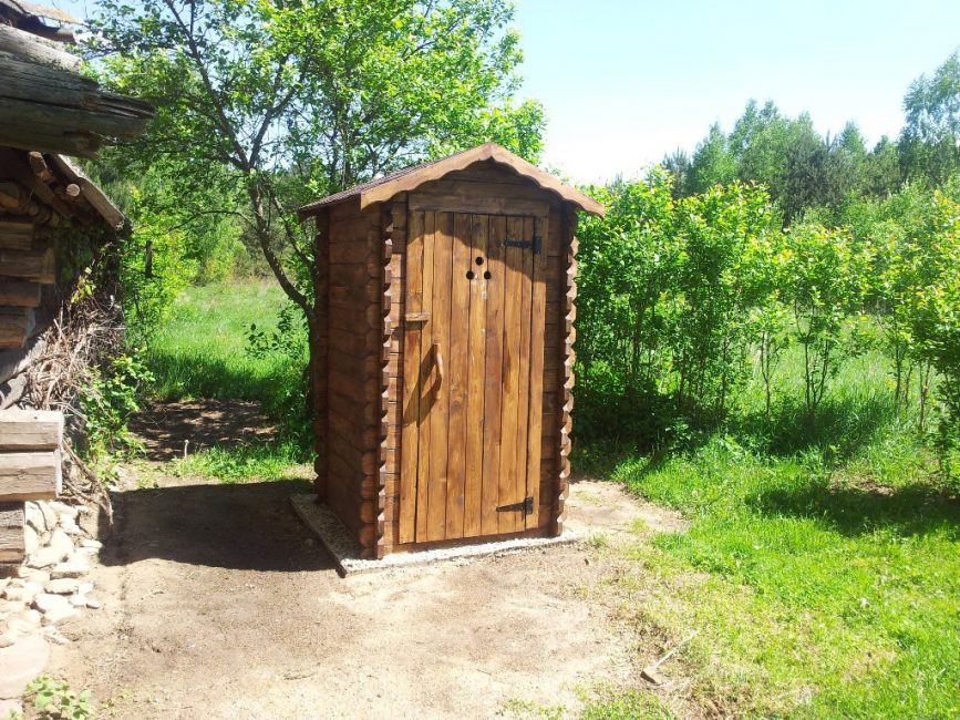 venkovská toaleta