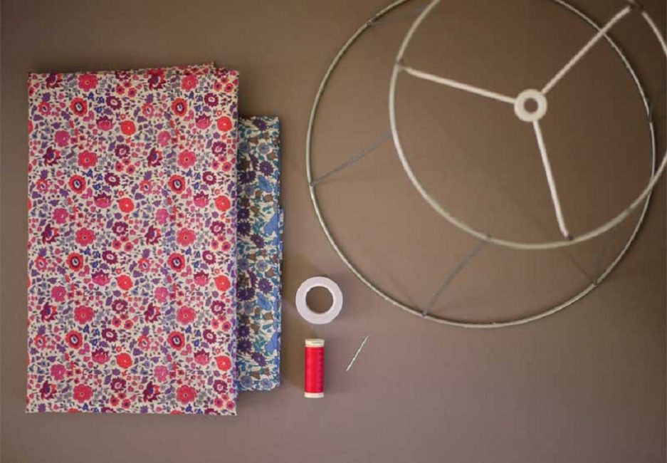 Para crear un elemento decorativo casero necesitas tela y estructura de metalPara crear un elemento decorativo casero necesitas tela y estructura de metal