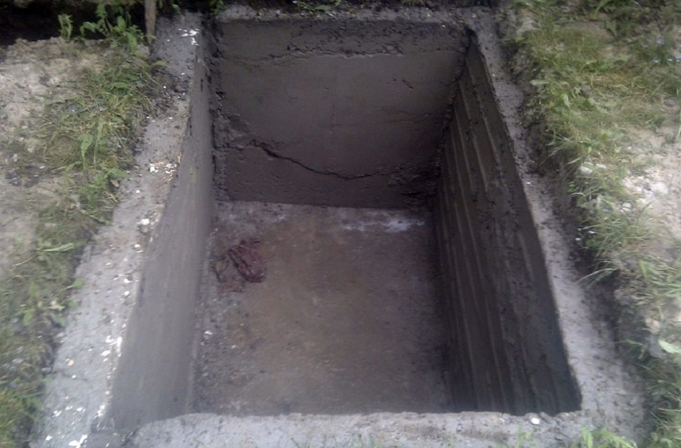 Omítnuté betonové stěny žumpy