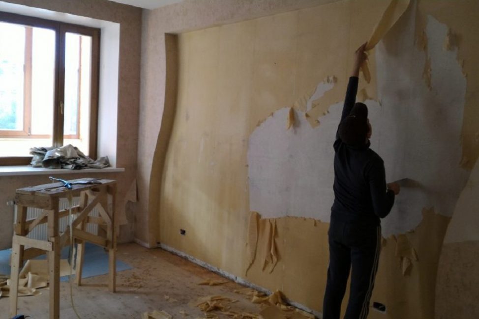 Új tapéta ragasztása előtt a régi felületet eltávolítjuk, a falat tisztára tisztítjuk