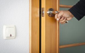 Vybíráme a montujeme interiérové ​​dveře: návod krok za krokem pro montáž svépomocí