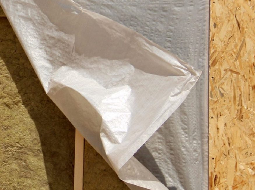 Värmeisoleringsskikt: mineralull, vattentätt membran, OSB-plåt