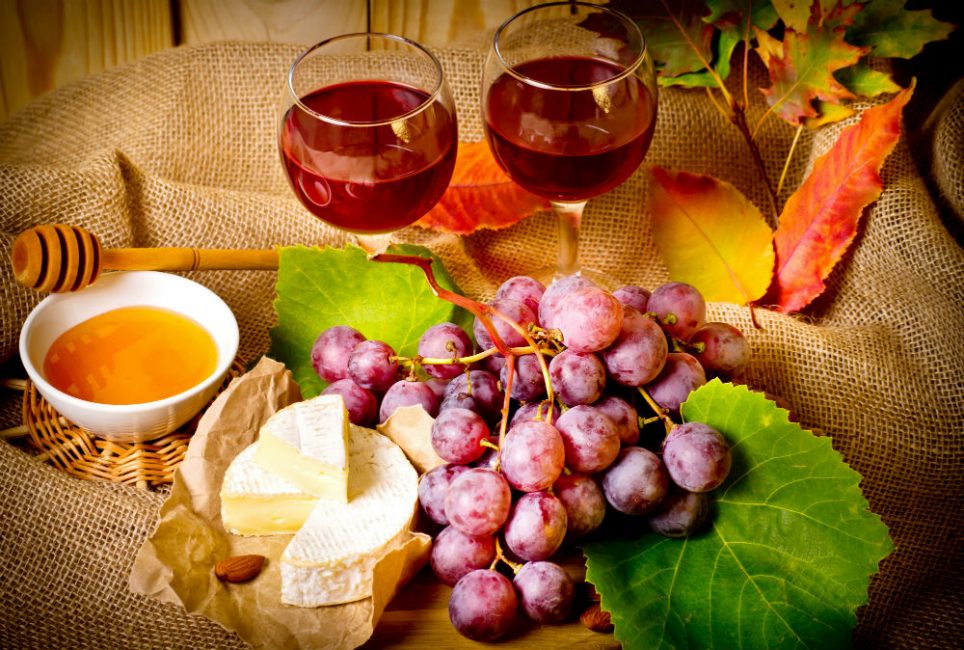 Användningen av honung i produktionen av vin kommer att göra dess arom mjukare, mer originell.