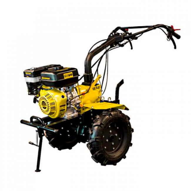 Pojízdný traktor má přítlačný stojan, masivní kola pro zvýšenou průchodnost terénem