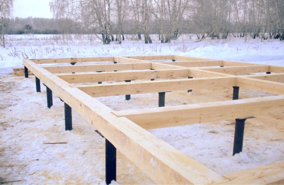 Ett exempel på tillverkning av den nedre trimningen av ett ramhus på pålar