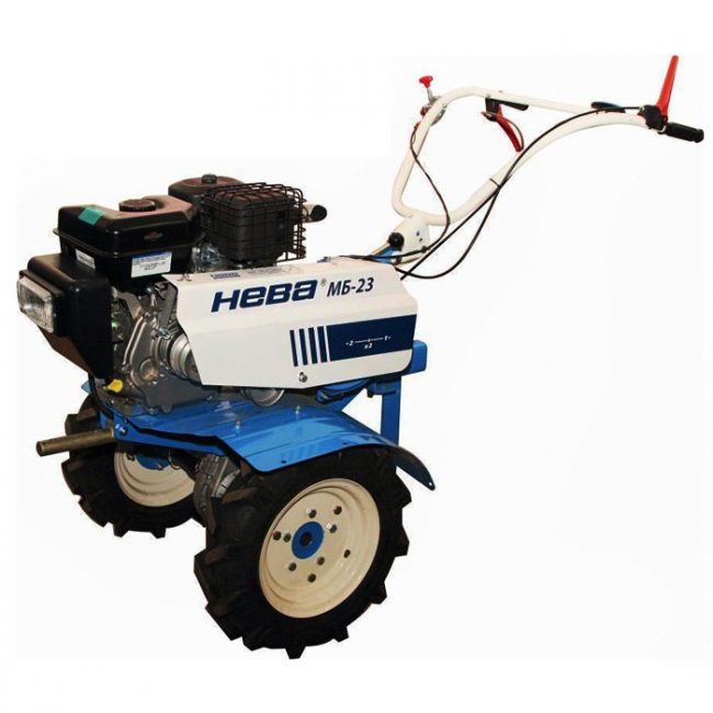 Pojízdný traktor se zvýšenou průchodností terénem a výkonem s natáčením kol