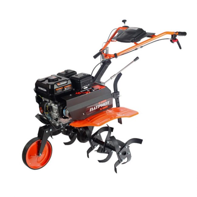 Pro různé operace s půdou se trysky mění na pojízdný traktor