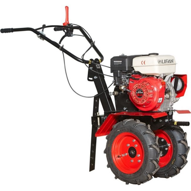 Pojízdný traktor má clony pro ochranu obsluhy, výkonná kola projedou jakýmkoli terénem