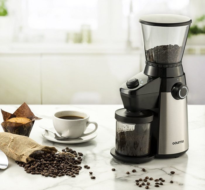 Los molinillos de café en grano eléctricos son electrodomésticos prácticos, pero pagar mucho dinero por ellos no tiene sentido práctico.