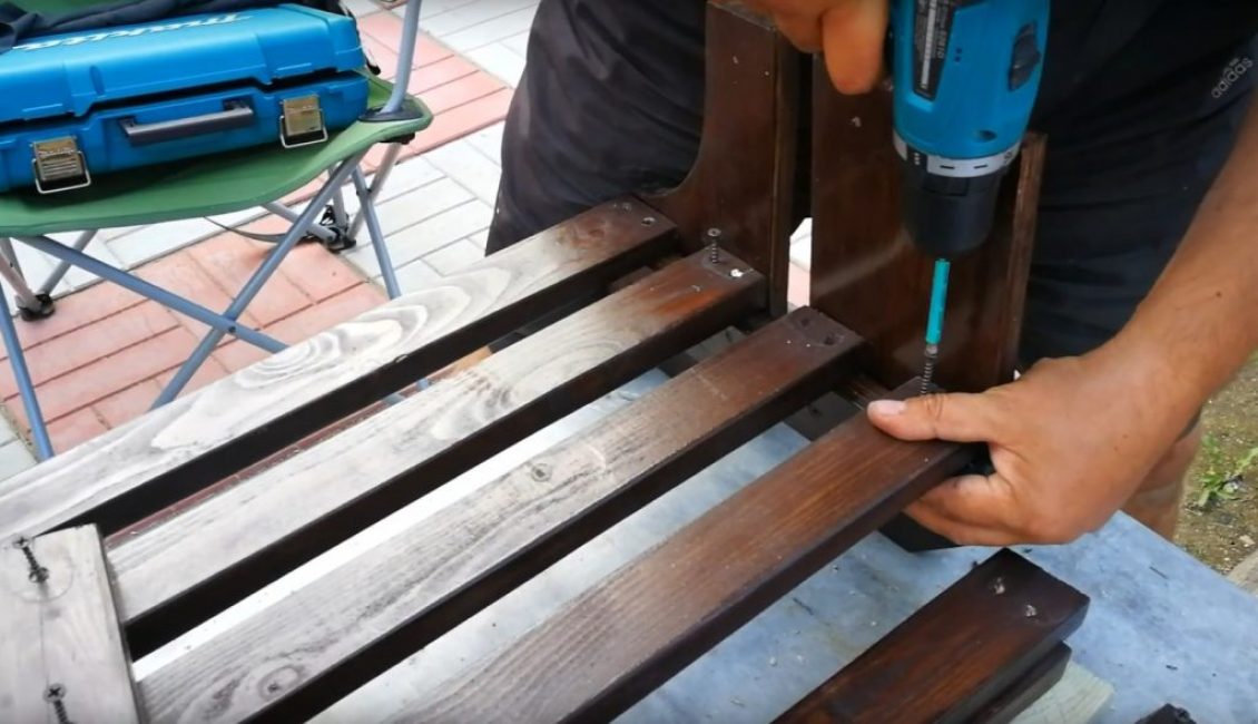 Muntatge de la prestatgeria de primer nivell